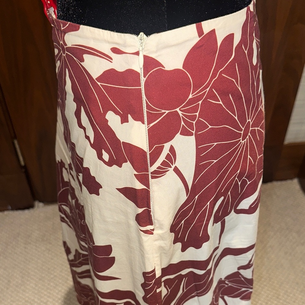 Elegant Floral A-Line Skirt in Red and Cream - Picture 4 of 5